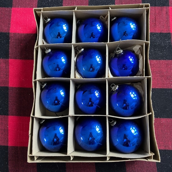 12 Vintage Ornaments in Original Box - Picture 2 of 11